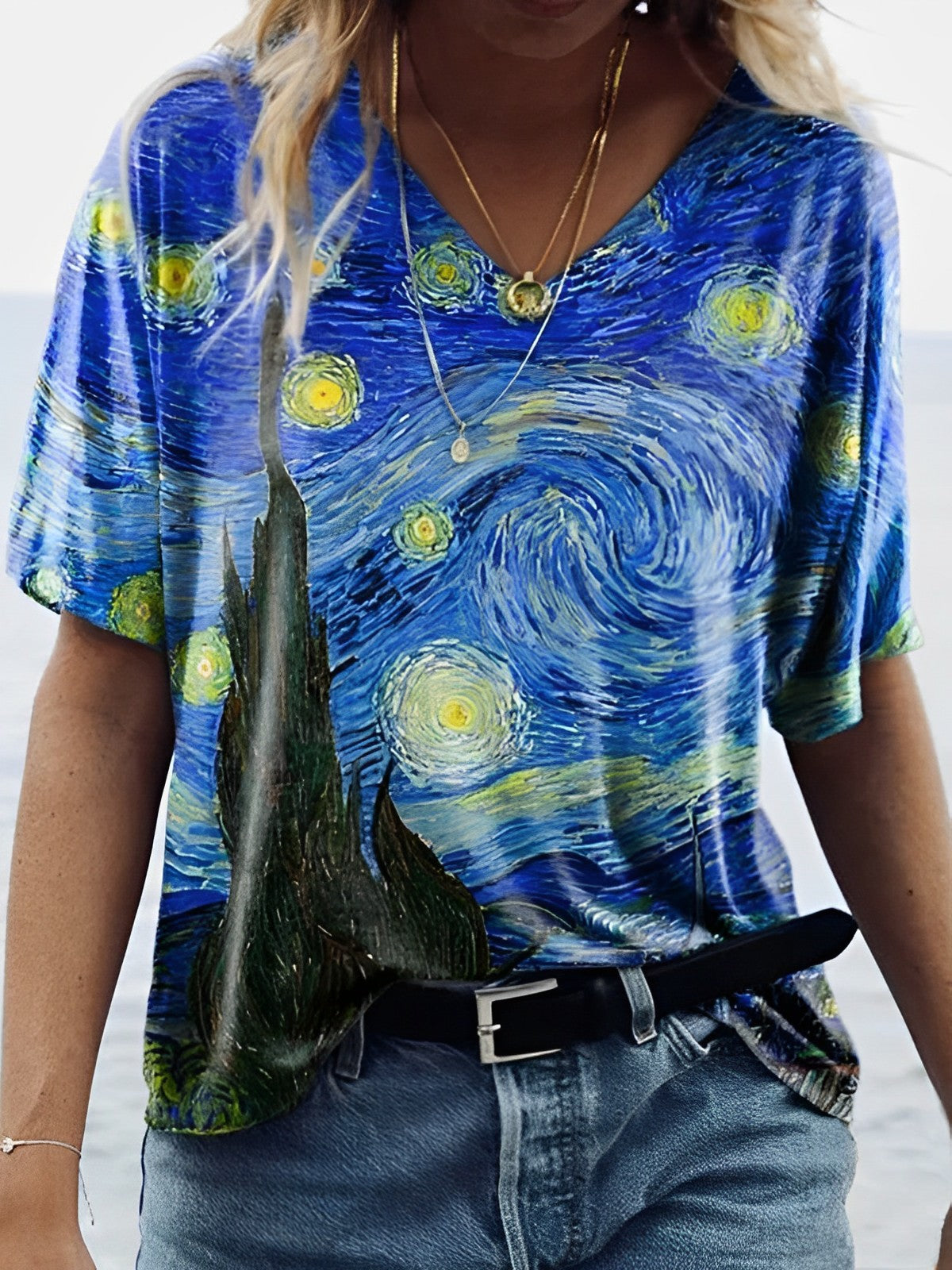 T-shirt col V Van Gogh – Portez l'art du ciel étoilé