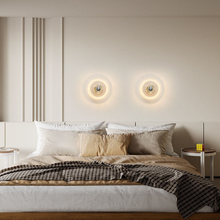 Applique murale intemporelle en verre pour un éclairage polyvalent