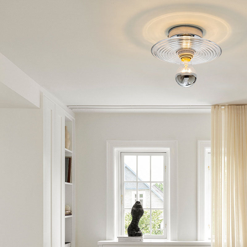 Applique murale intemporelle en verre pour un éclairage polyvalent