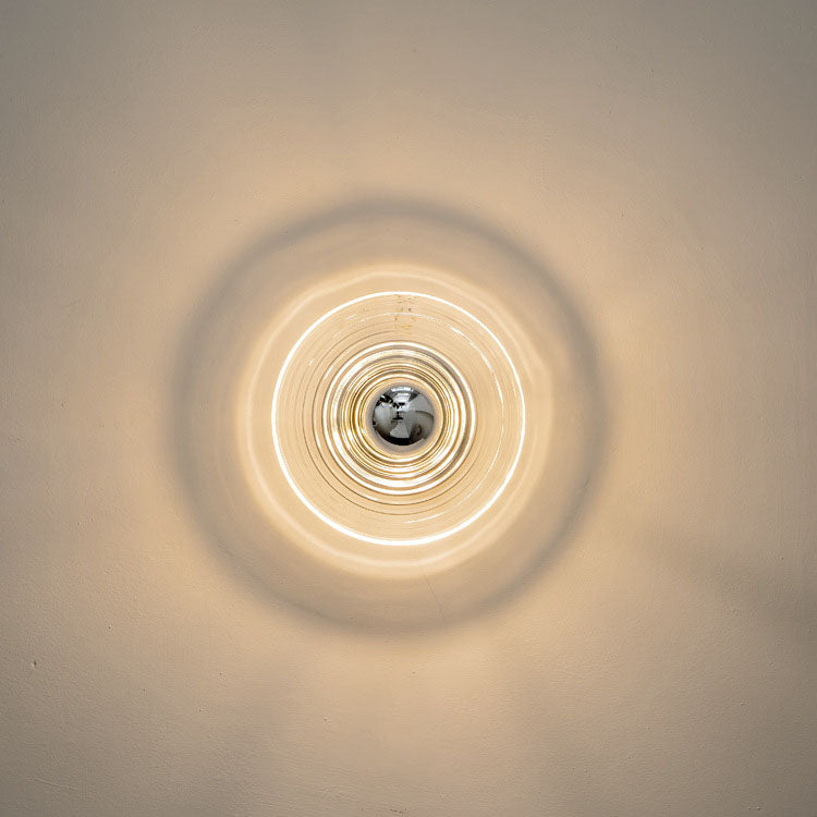 Applique murale intemporelle en verre pour un éclairage polyvalent