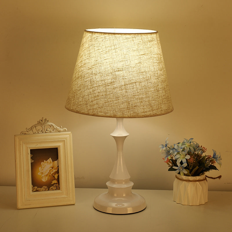 Lampe de table SoftGlow avec abat-jour en tissu - Lampe de bureau moderne et minimaliste