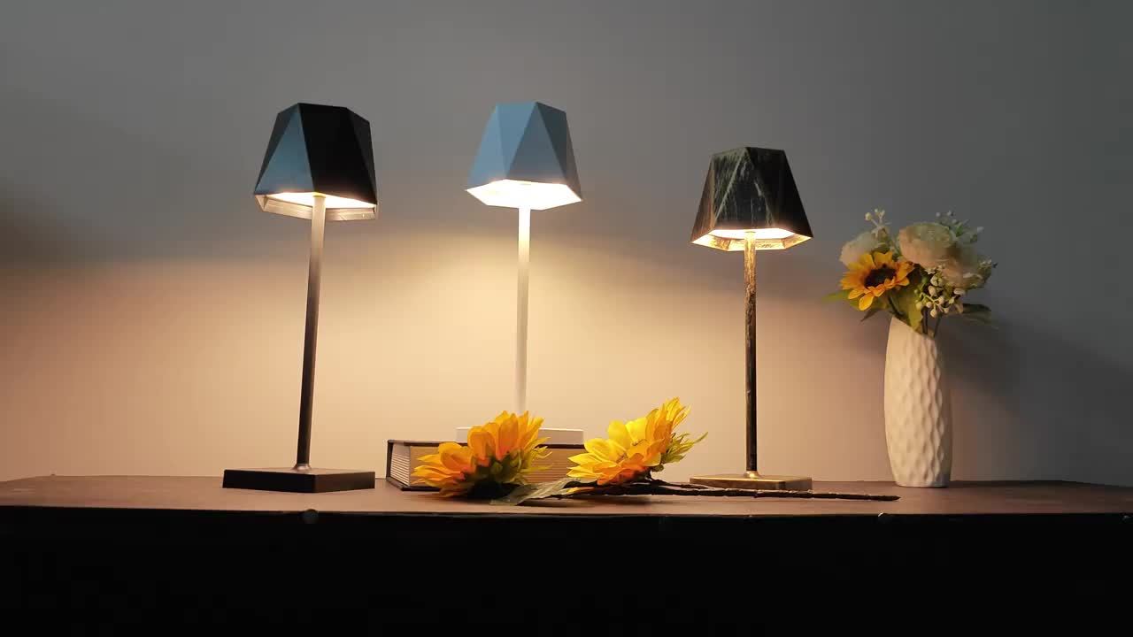 Lampe de bureau LED moderne en métal poli