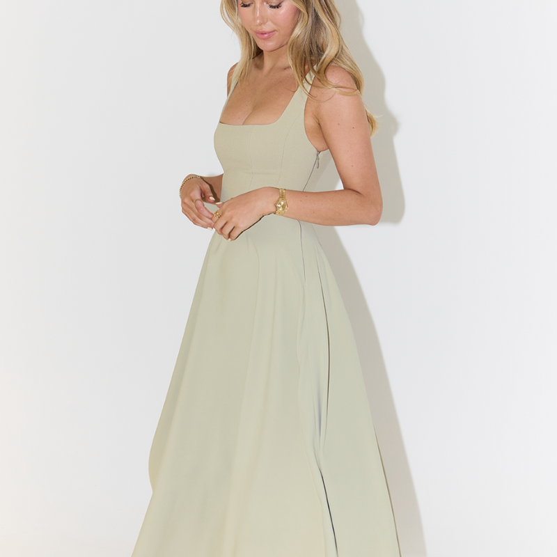 Sofia – Robe Midi Sans Manches avec Encolure Carrée