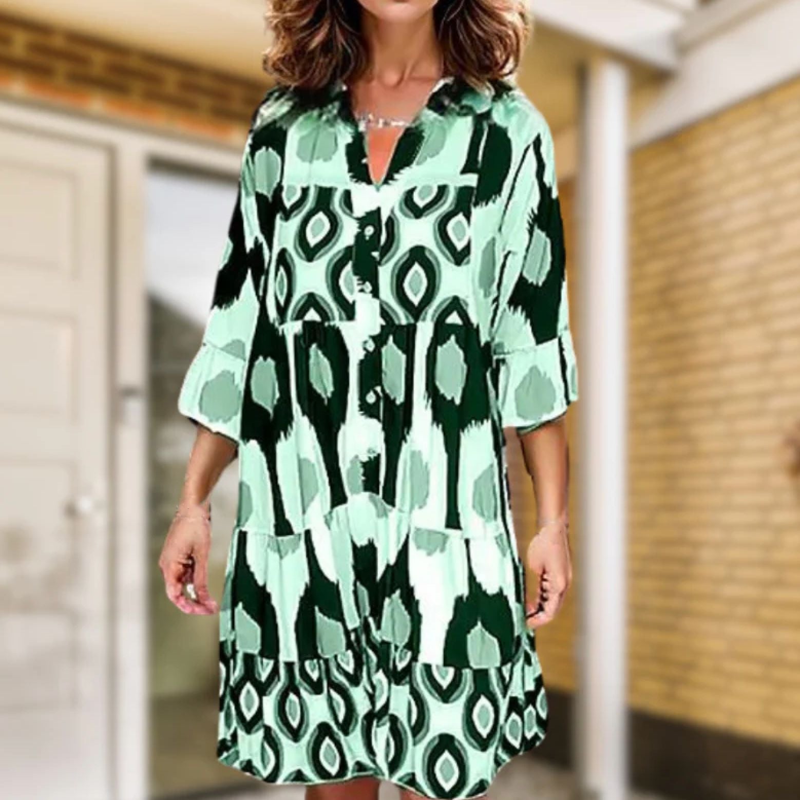 Layla - Robe chemise chic avec plusieurs niveaux et imprime abstrait