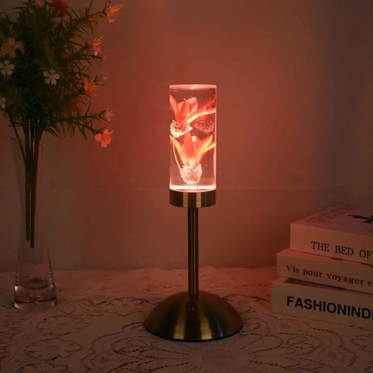 FloraGlow - Lampe de bureau LED avec socle cylindrique transparent rempli de fleurs