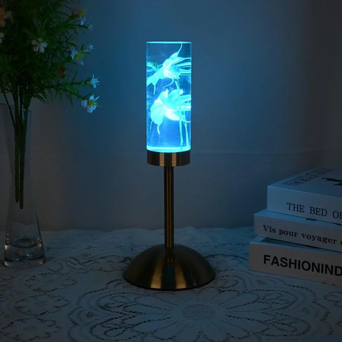 FloraGlow - Lampe de bureau LED avec socle cylindrique transparent rempli de fleurs