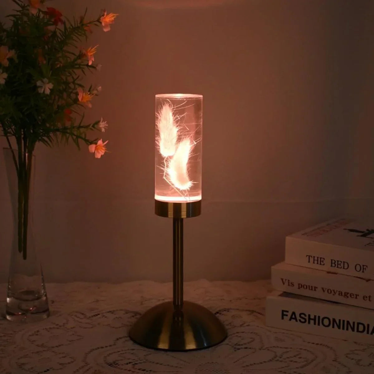 FloraGlow - Lampe de bureau LED avec socle cylindrique transparent rempli de fleurs