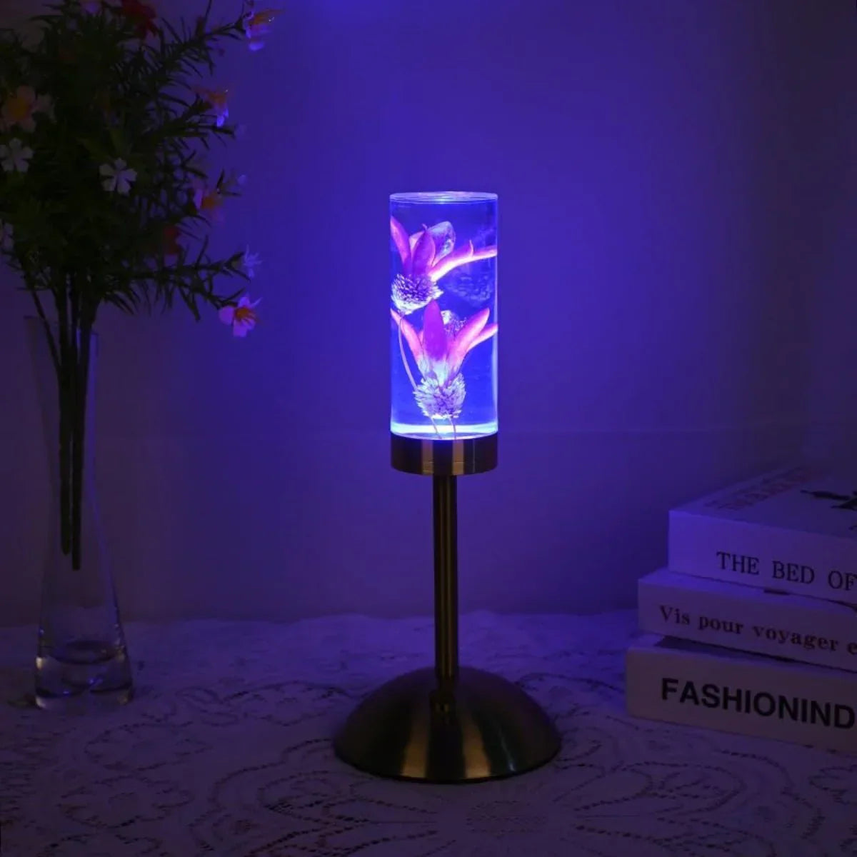 FloraGlow - Lampe de bureau LED avec socle cylindrique transparent rempli de fleurs