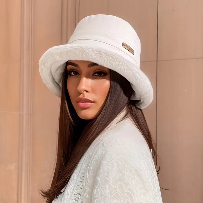 Veronica - Chapeau chic avec bord en fausse fourrure de luxe
