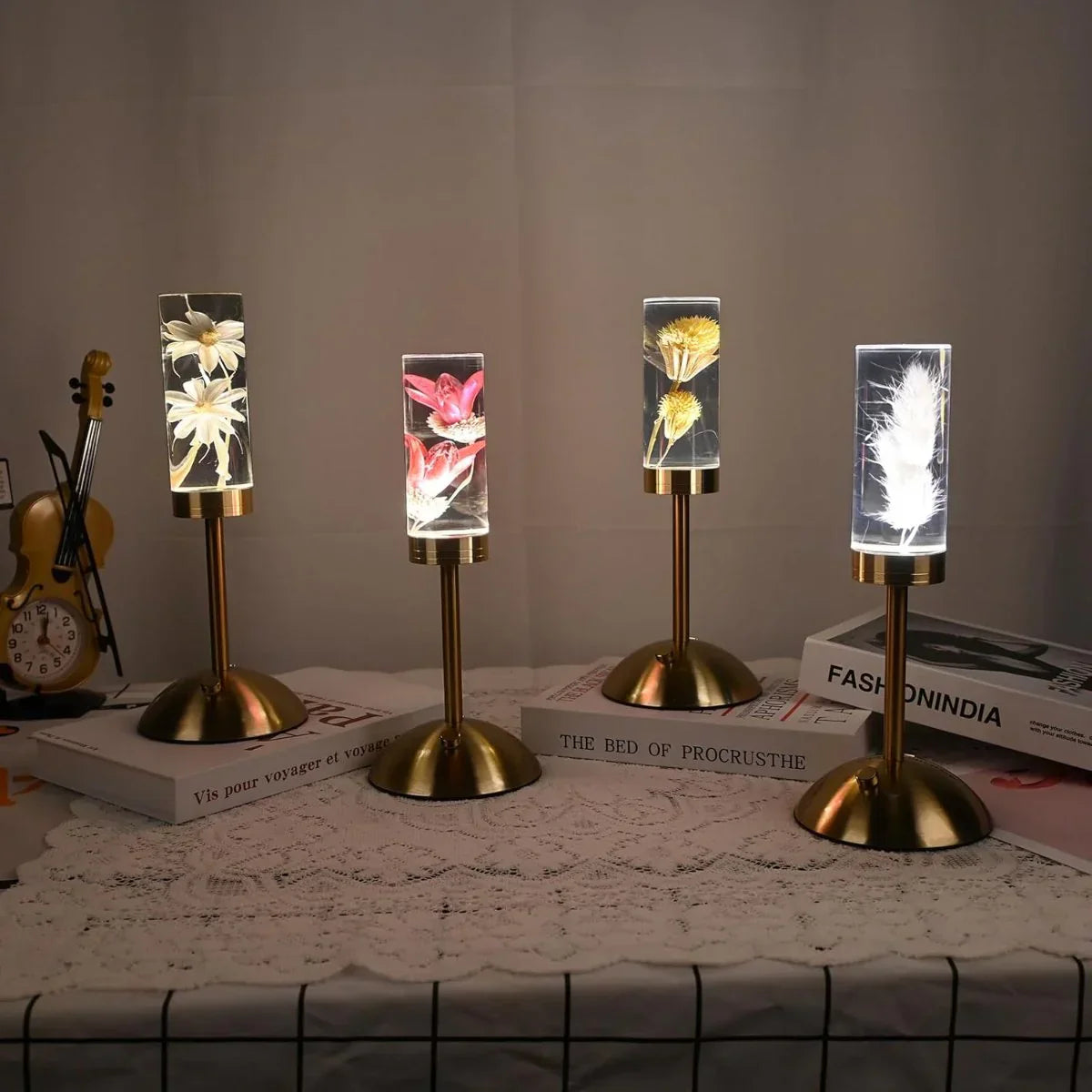 FloraGlow - Lampe de bureau LED avec socle cylindrique transparent rempli de fleurs