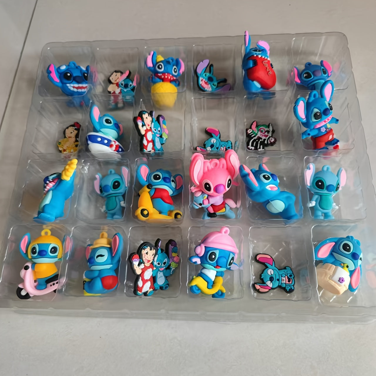 Calendrier de l'Avent Stitch | Ensemble de jeu interactif de 24 pièces avec surprise festive