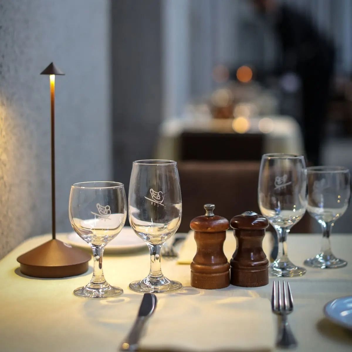 SlenderLight - Lampe de table rechargeable à abat-jour conique moderne