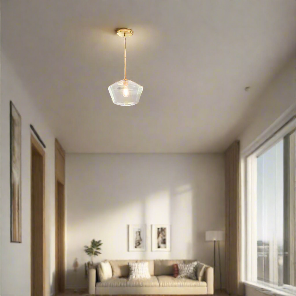 LumaGlow - Pendentif élégant en verre clair avec finition en laiton