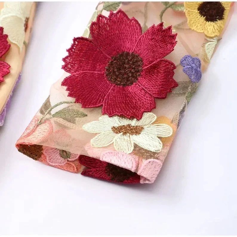 Luisa - Mini-robe brodée de fleurs à manches longues gracieuses