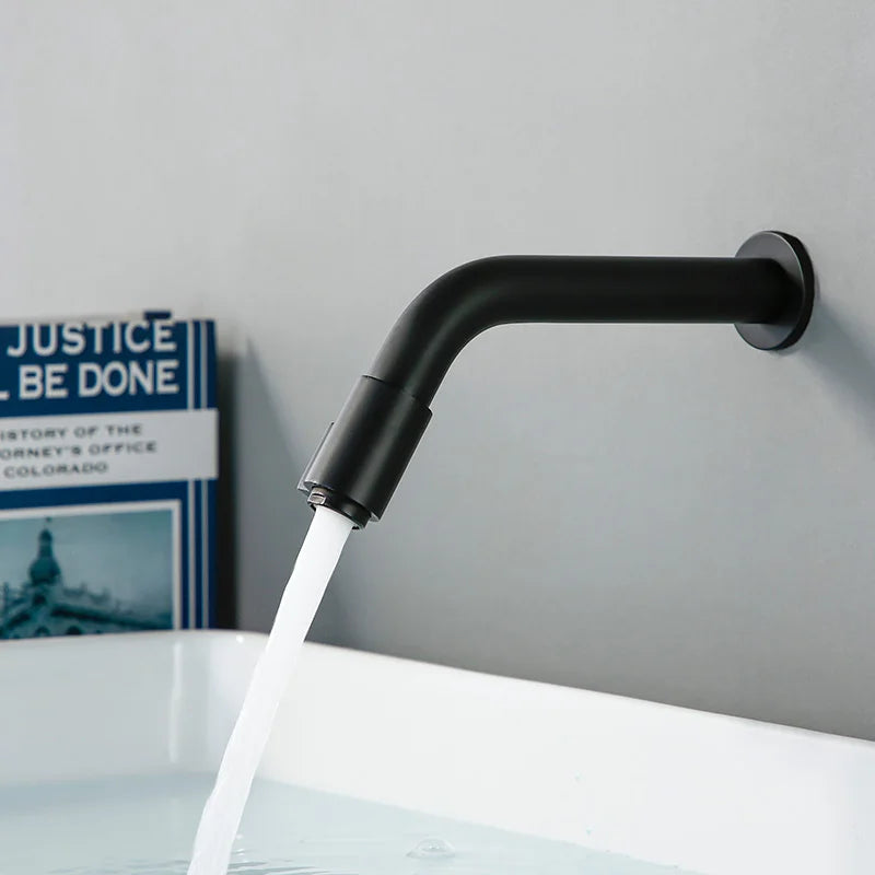 LuxFlow - Robinet mural élégant et moderne