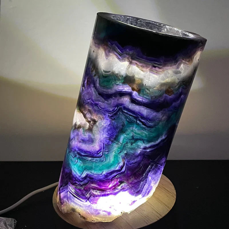 AuraFluor – Lampe de table en fluorite avec des effets lumineux enchanteurs pour une atmosphère apaisante