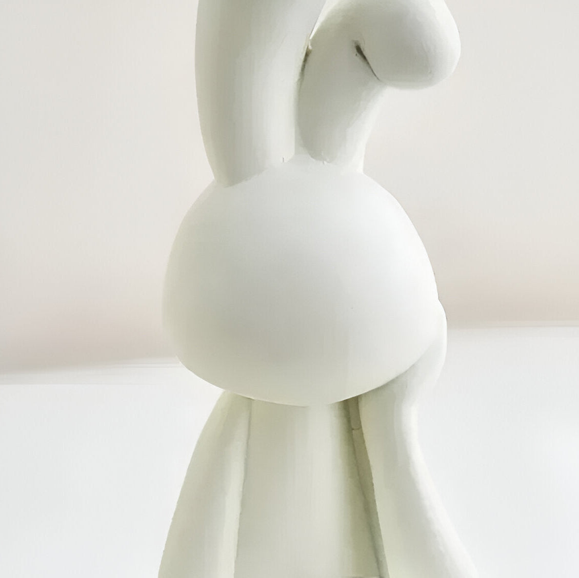 BunnyOrb - Figurines de lapin élégantes avec boule en verre