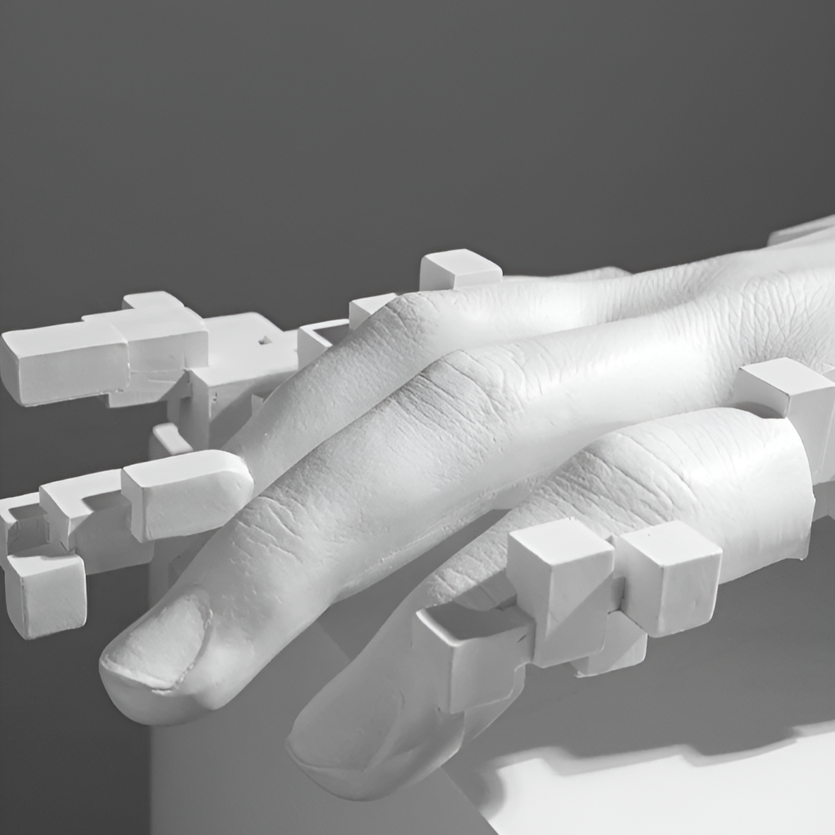 Mosaïque - Statue à main décorée de manière abstraite