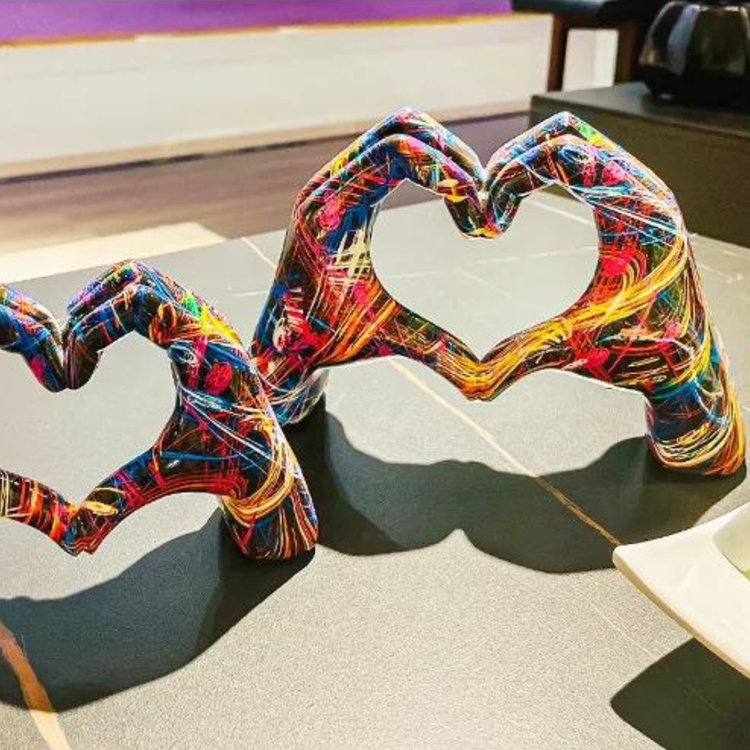 Sculpture de main en geste de cœur élégante