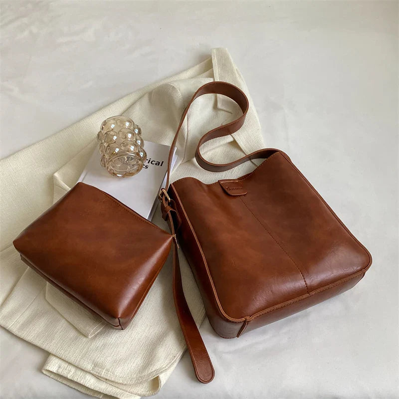 Sac à bandoulière Ella en simili cuir doux avec large sangle rétro