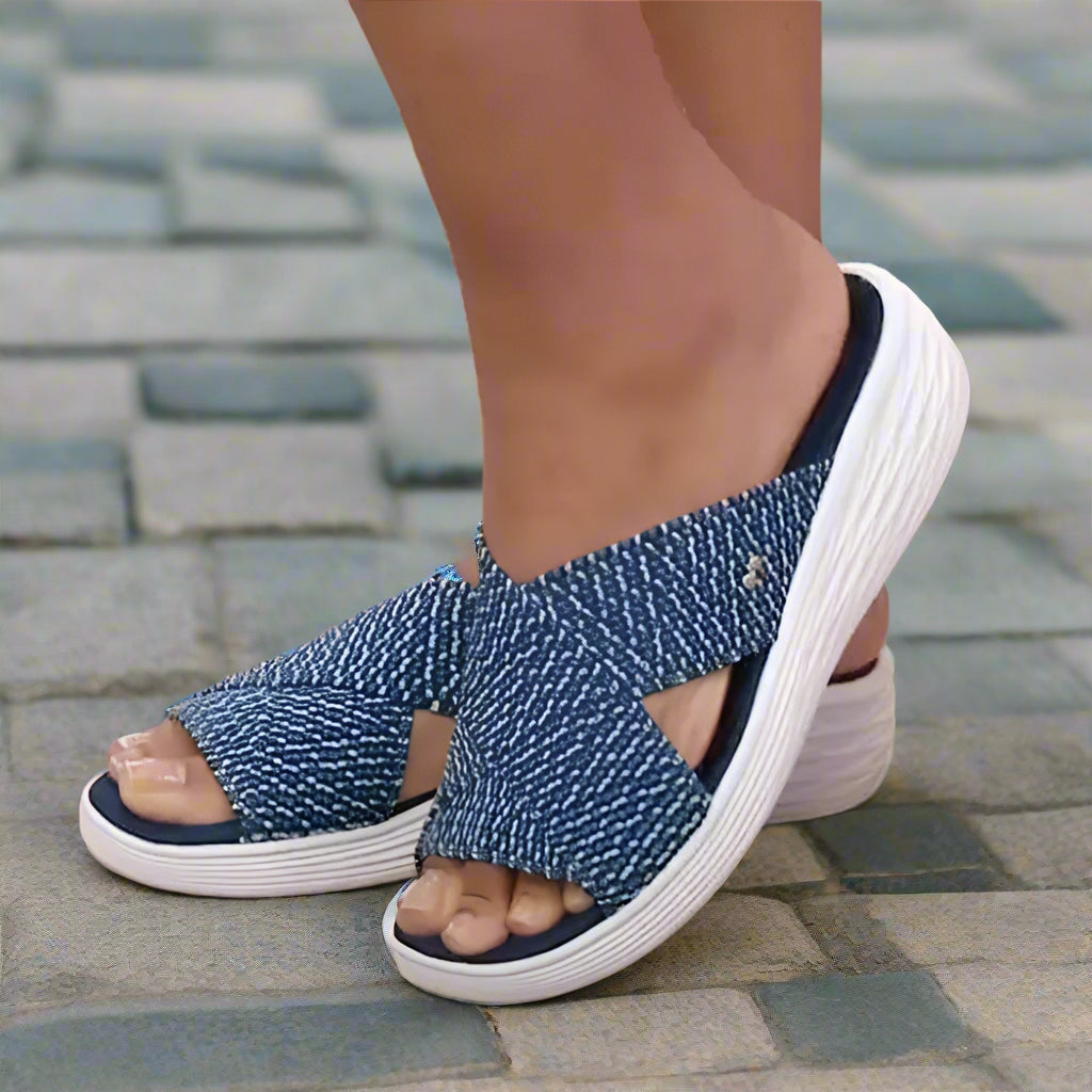 Virgie - Chaussons compensés confortables et croisés pour femme