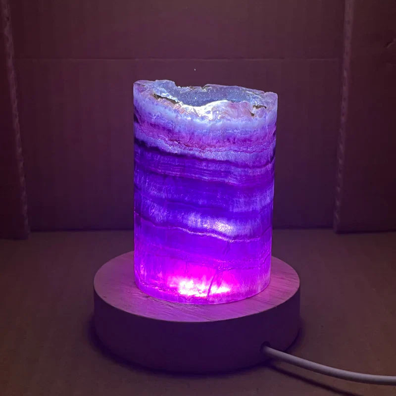 AuraFluor – Lampe de table en fluorite avec des effets lumineux enchanteurs pour une atmosphère apaisante