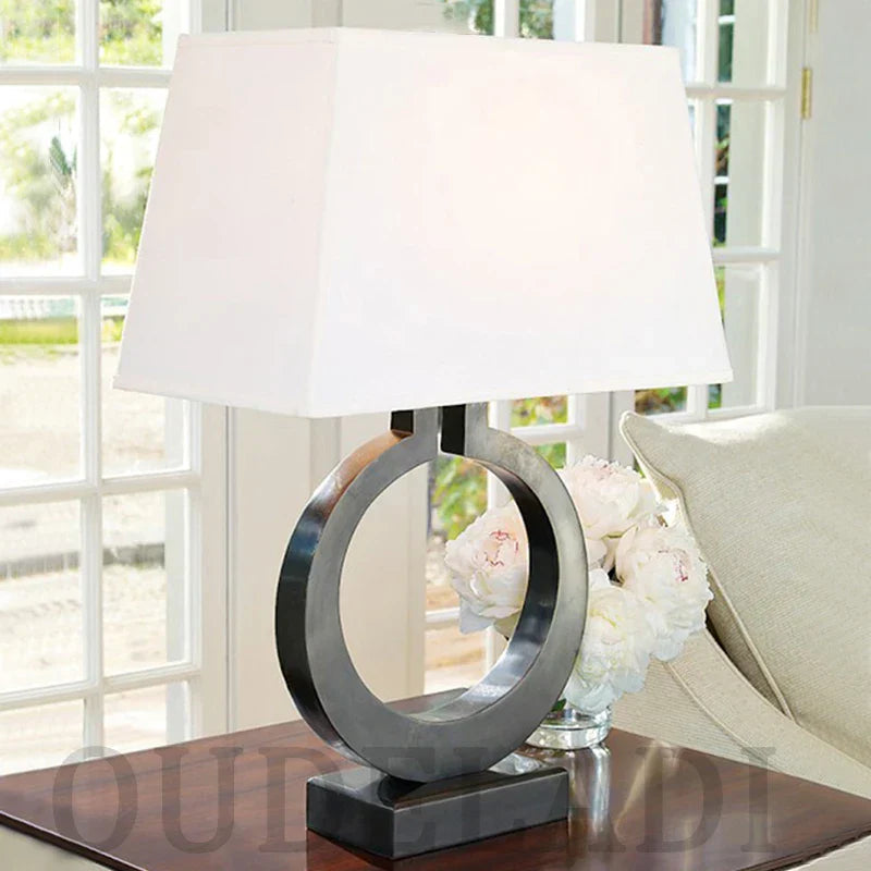 LumoEdge – Lampe de table moderne avec base noire élégante
