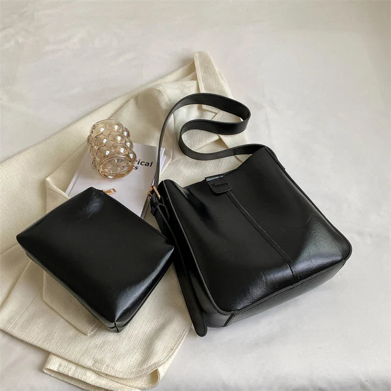 Sac à bandoulière Ella en simili cuir doux avec large sangle rétro