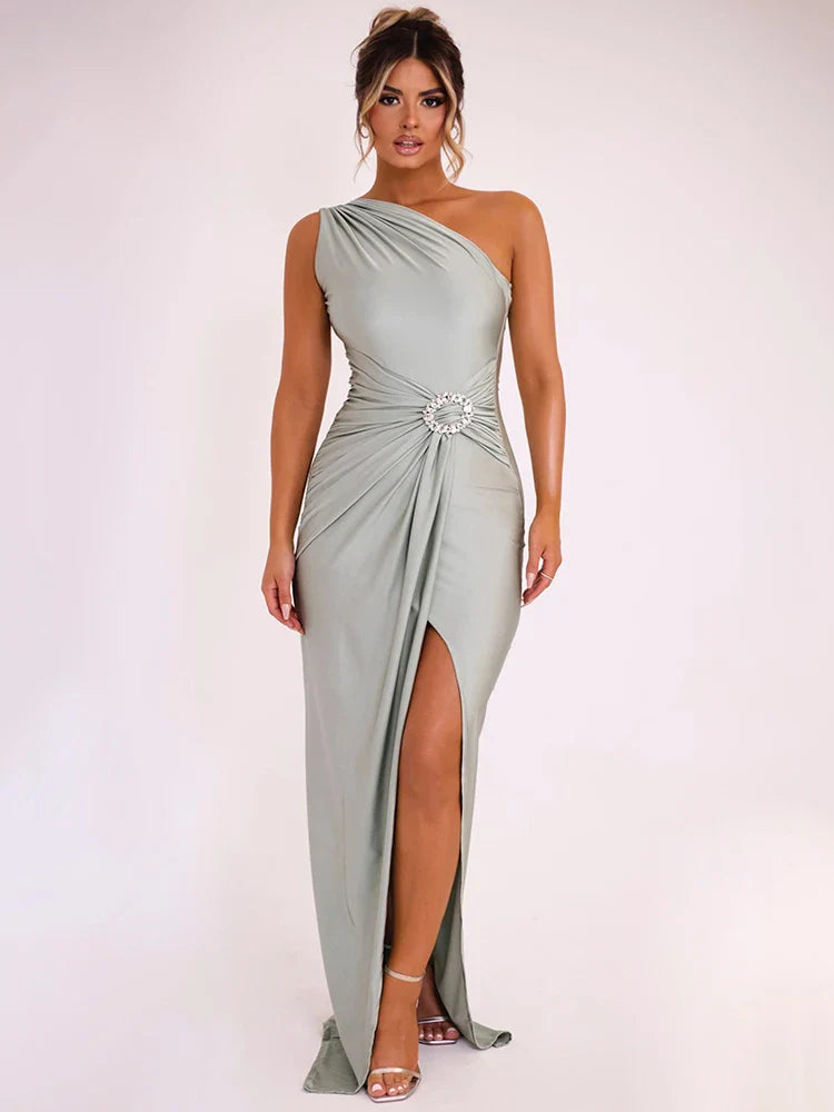 Shara - Robe maxi sexy à épaule inclinée avec broche brillante