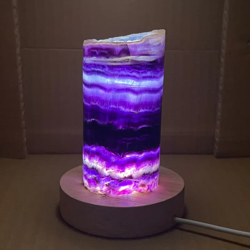 AuraFluor – Lampe de table en fluorite avec des effets lumineux enchanteurs pour une atmosphère apaisante