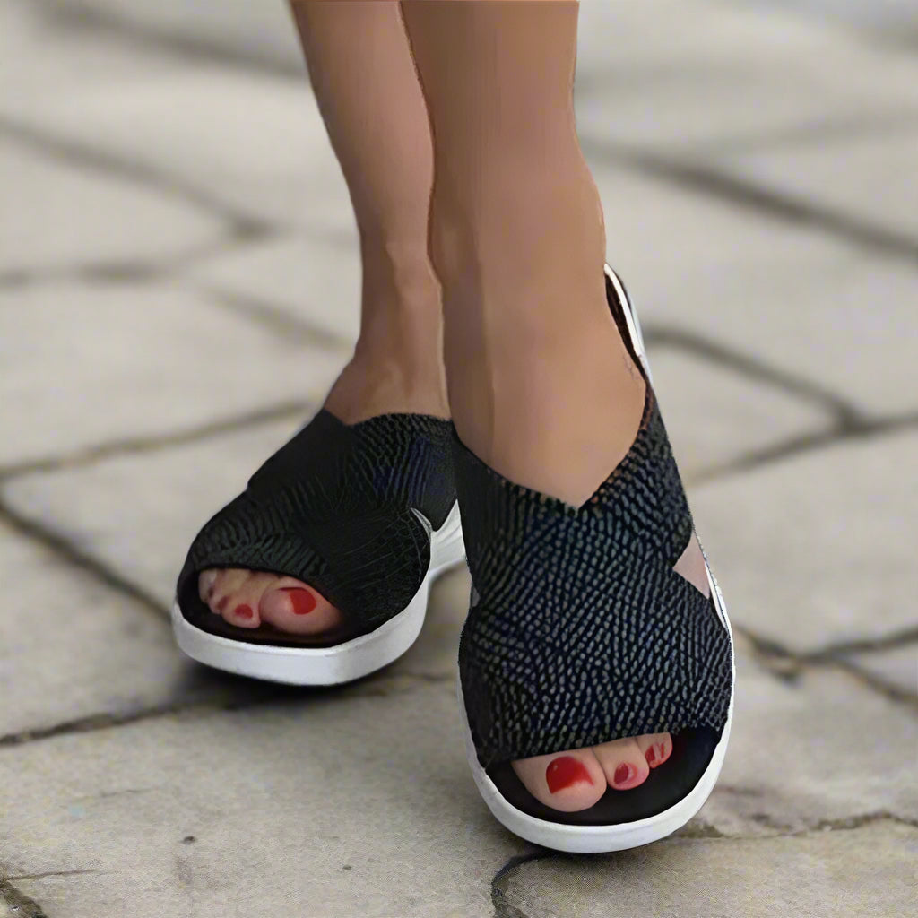 Virgie - Chaussons compensés confortables et croisés pour femme