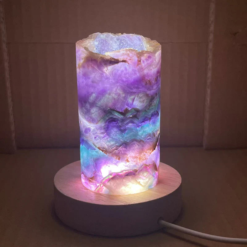 AuraFluor – Lampe de table en fluorite avec des effets lumineux enchanteurs pour une atmosphère apaisante