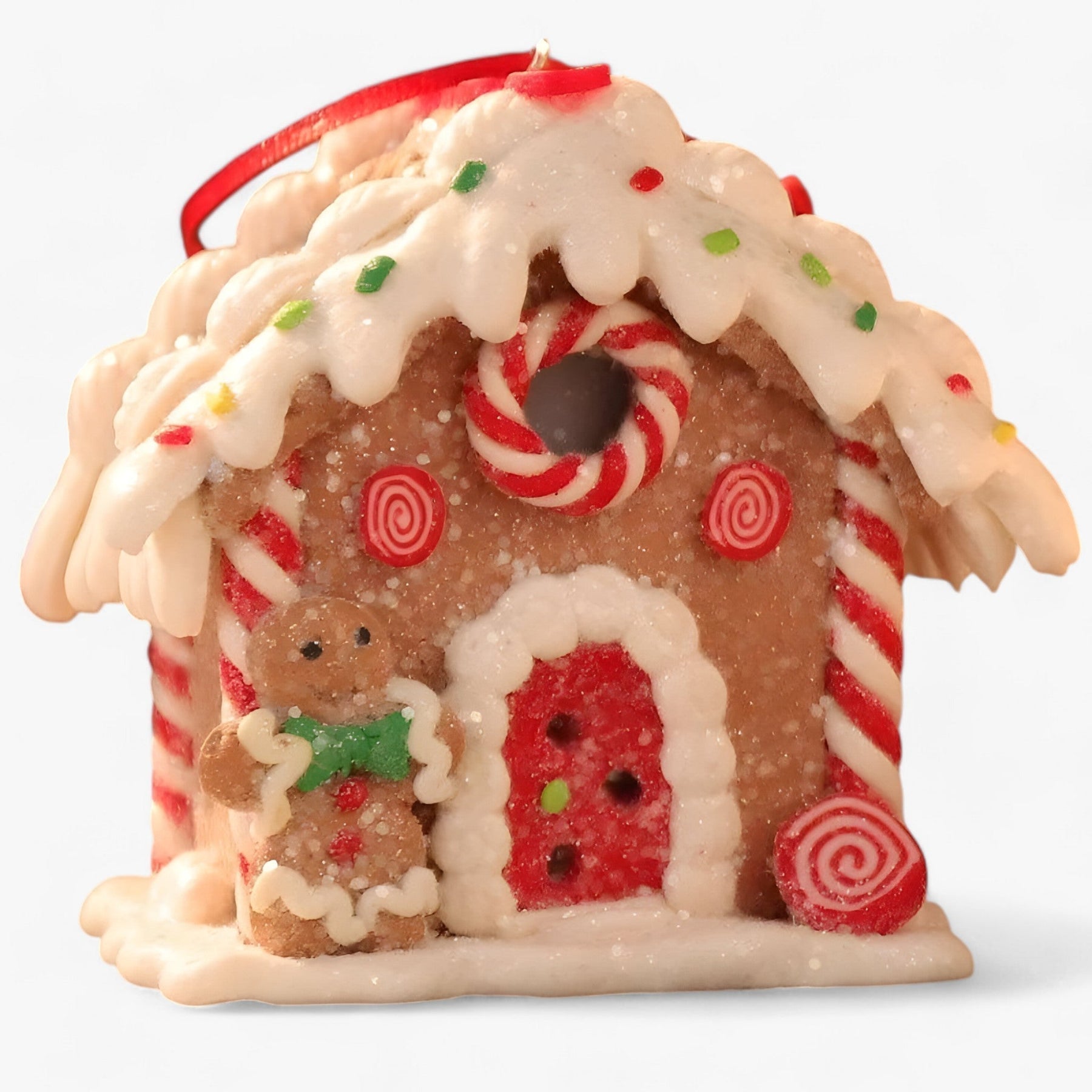 Maison en pain d'épice suspendue à Noël