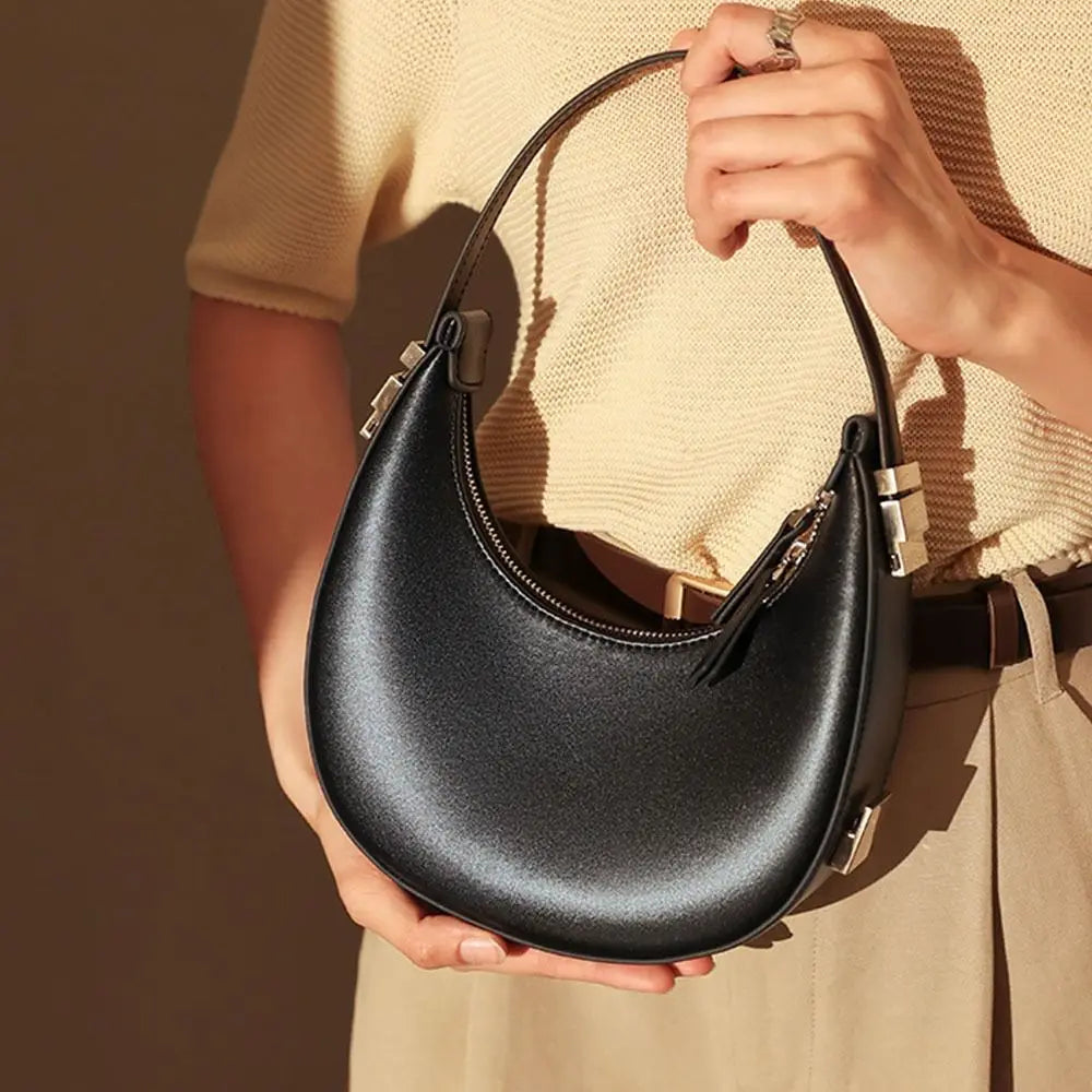 Sac demi-lune au style minimaliste