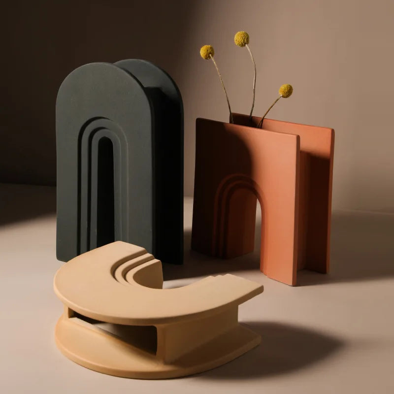 Vase en céramique artisanale GeoSculpt – Design géométrique moderne
