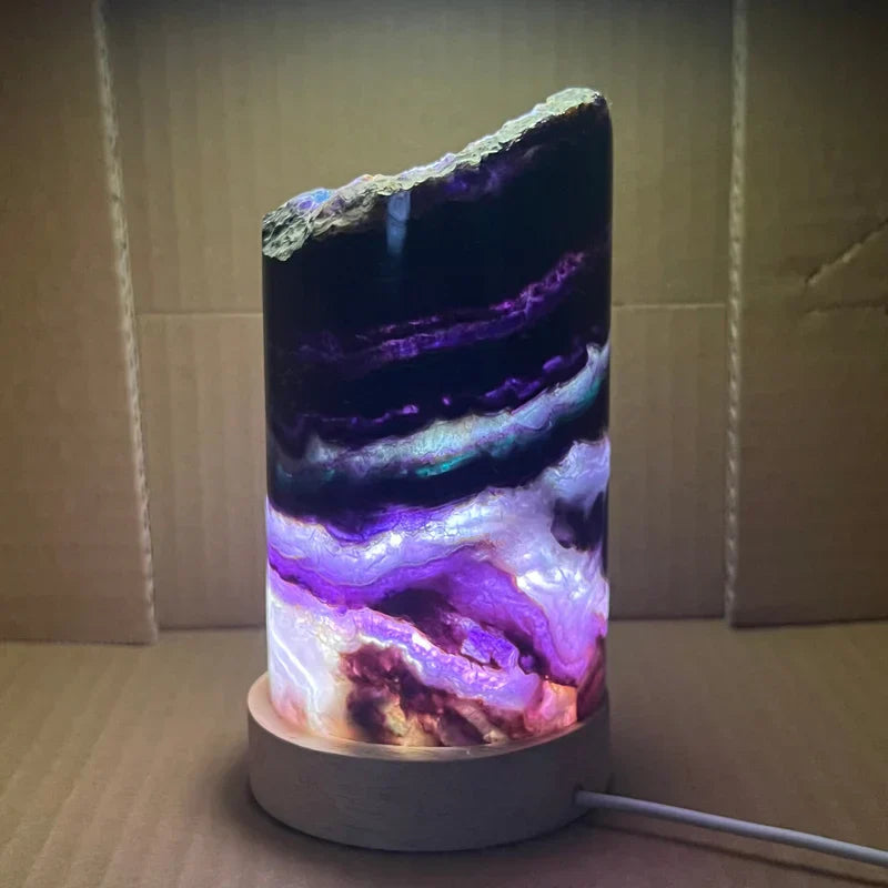 AuraFluor – Lampe de table en fluorite avec des effets lumineux enchanteurs pour une atmosphère apaisante
