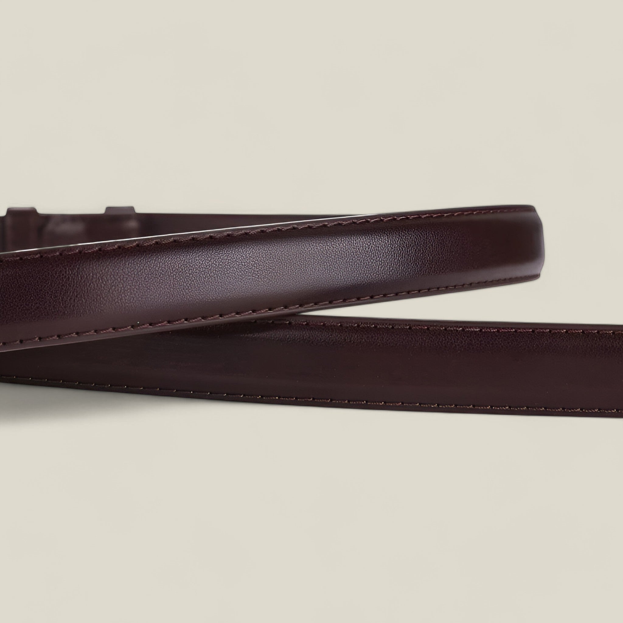 Sophia- Ceinture fine en cuir avec boucle dorée