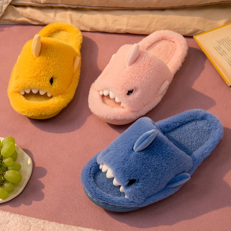 SharkSnug - Chaussons en peluche requin dessin animé pour enfants