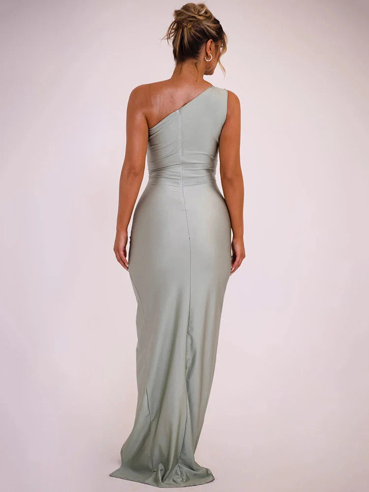 Shara - Robe maxi sexy à épaule inclinée avec broche brillante