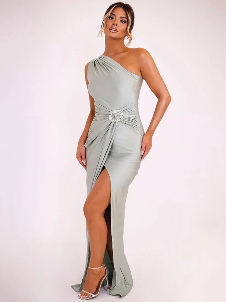 Shara - Robe maxi sexy à épaule inclinée avec broche brillante