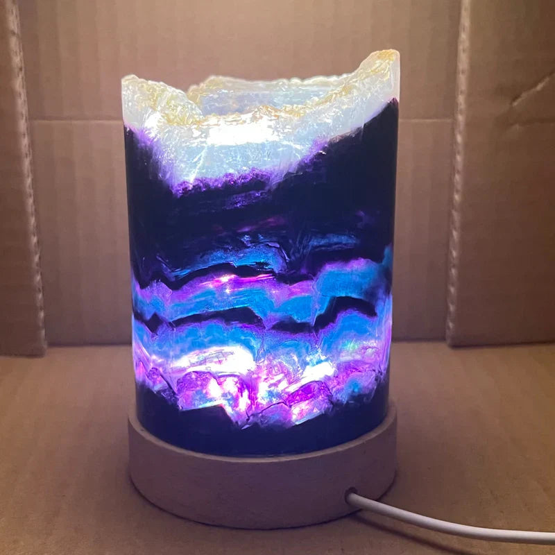 AuraFluor – Lampe de table en fluorite avec des effets lumineux enchanteurs pour une atmosphère apaisante