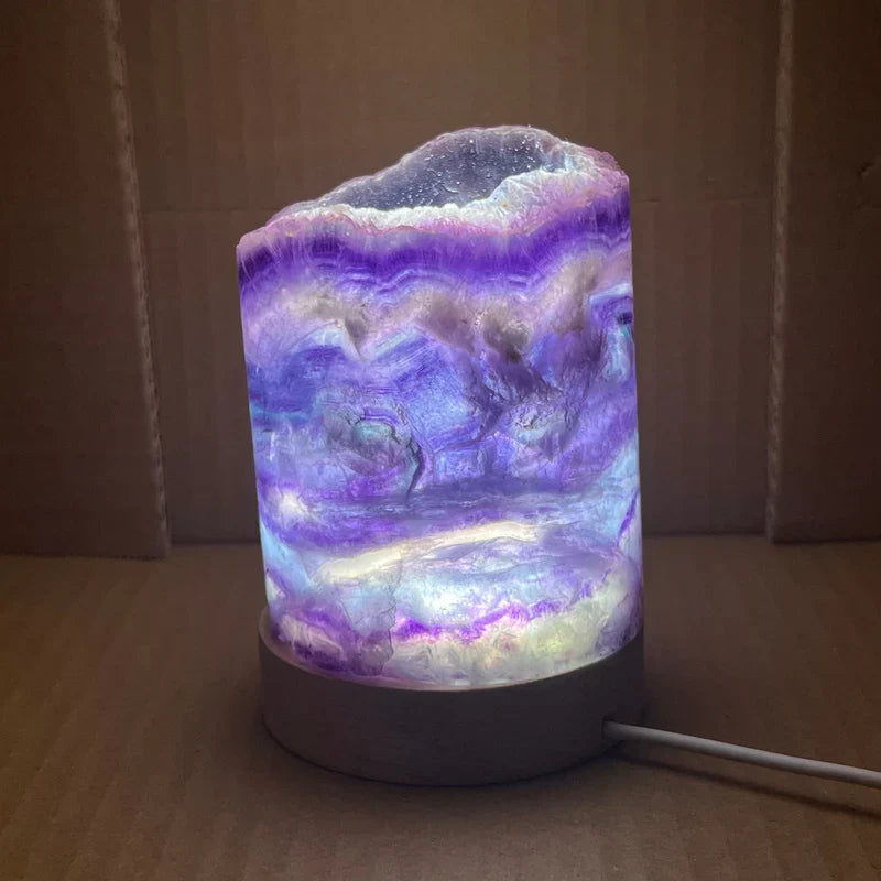 AuraFluor – Lampe de table en fluorite avec des effets lumineux enchanteurs pour une atmosphère apaisante