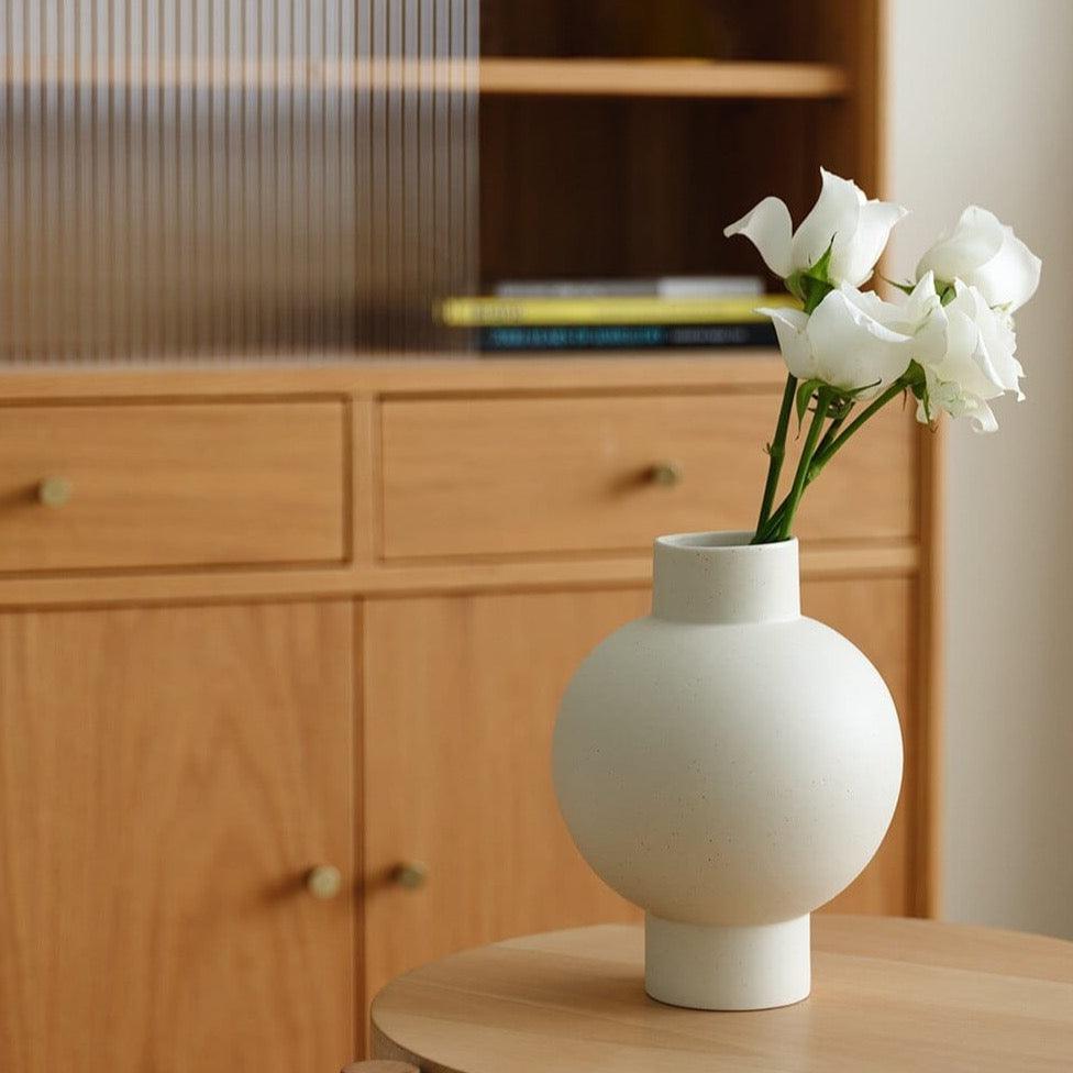 SerenityCurve - Vase élégante au design minimaliste avec silhouette lisse et incurvée