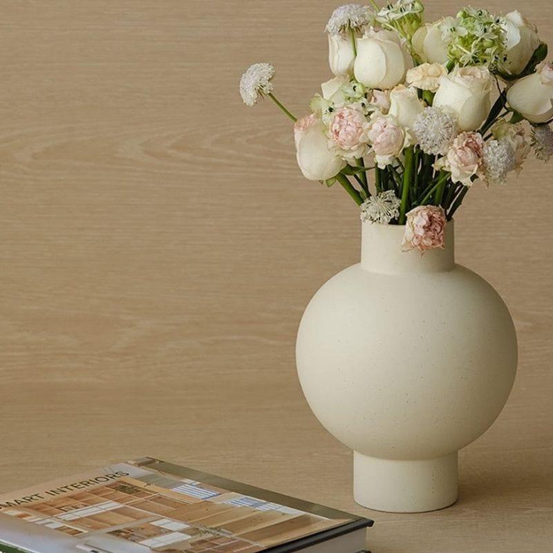SerenityCurve - Vase élégante au design minimaliste avec silhouette lisse et incurvée