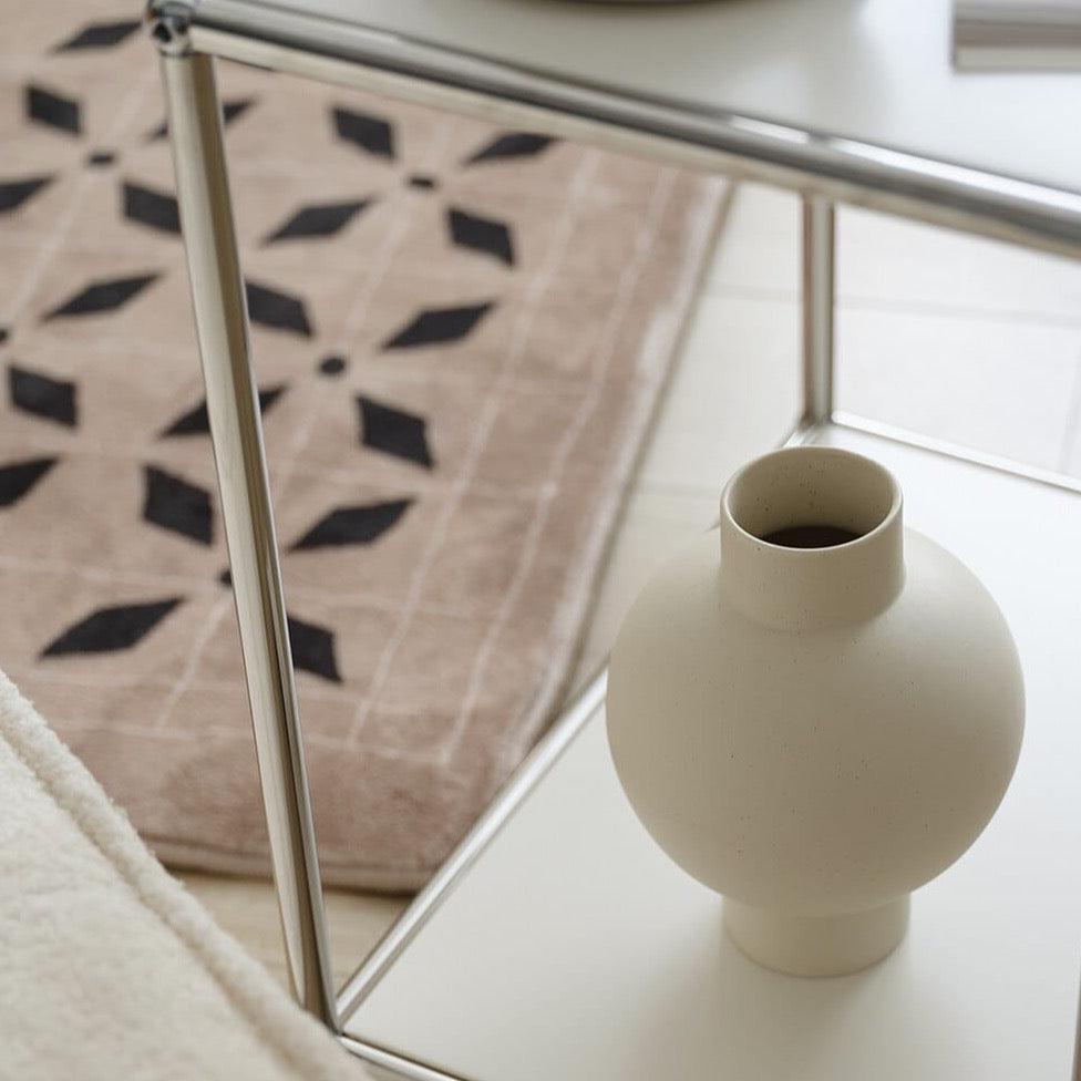 SerenityCurve - Vase élégante au design minimaliste avec silhouette lisse et incurvée