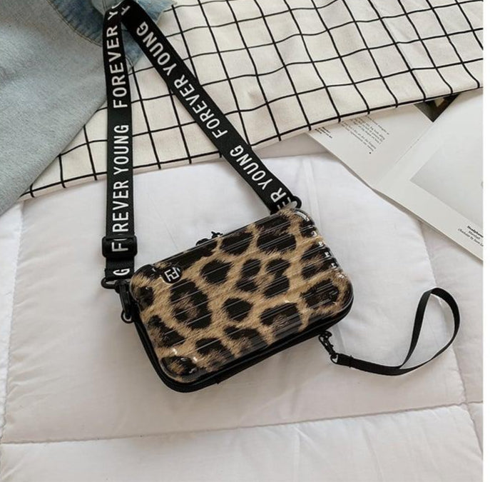 LuxeGleam - Sac à bandoulière brillant avec détails de sangle chic