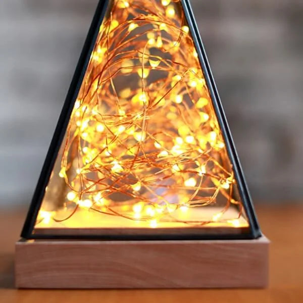 GlowPyramid - Lampe de table élégante avec lumières féeriques