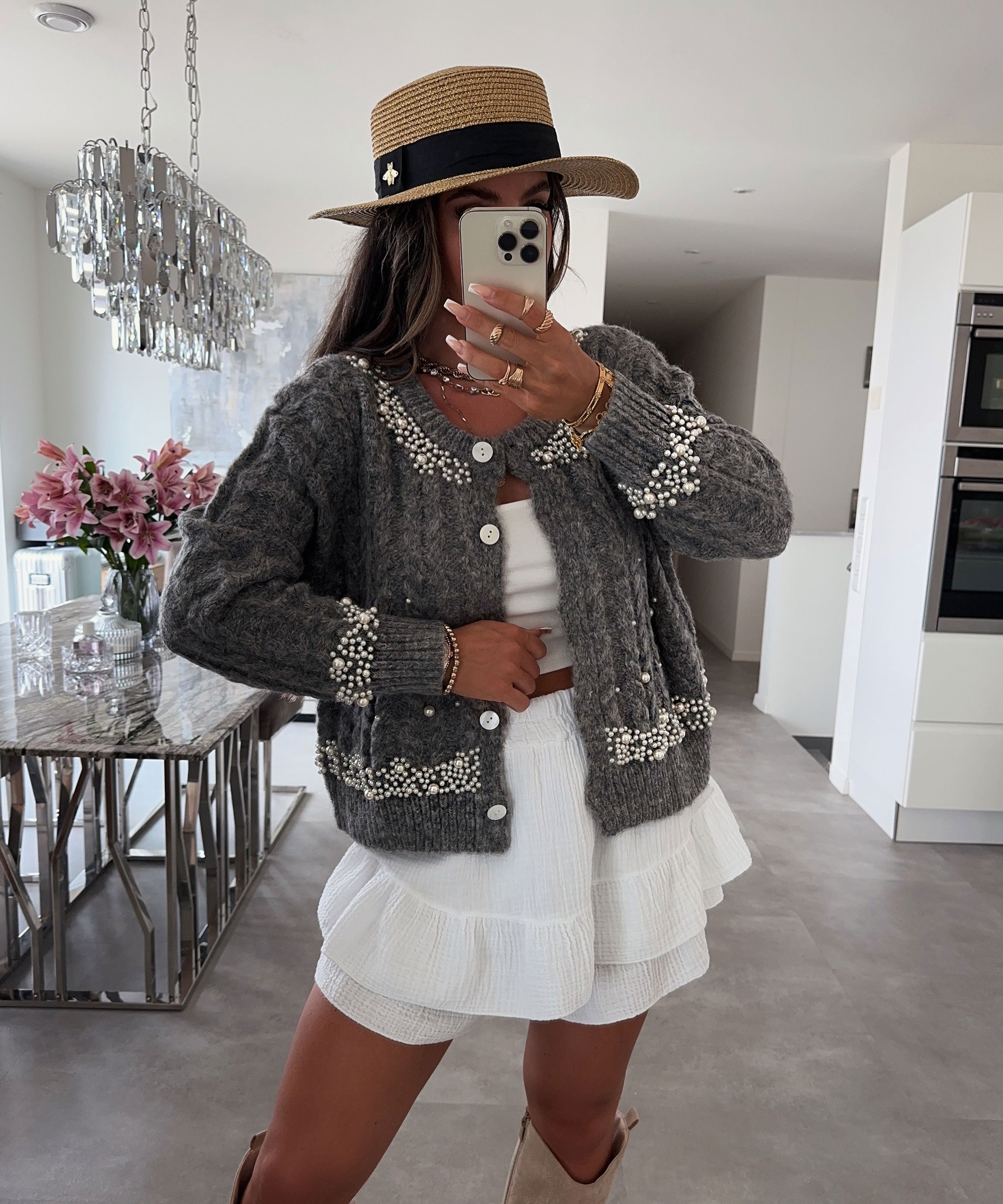 Veste boutonnée en perles gris miel | Une élégance intemporelle avec une touche moderne