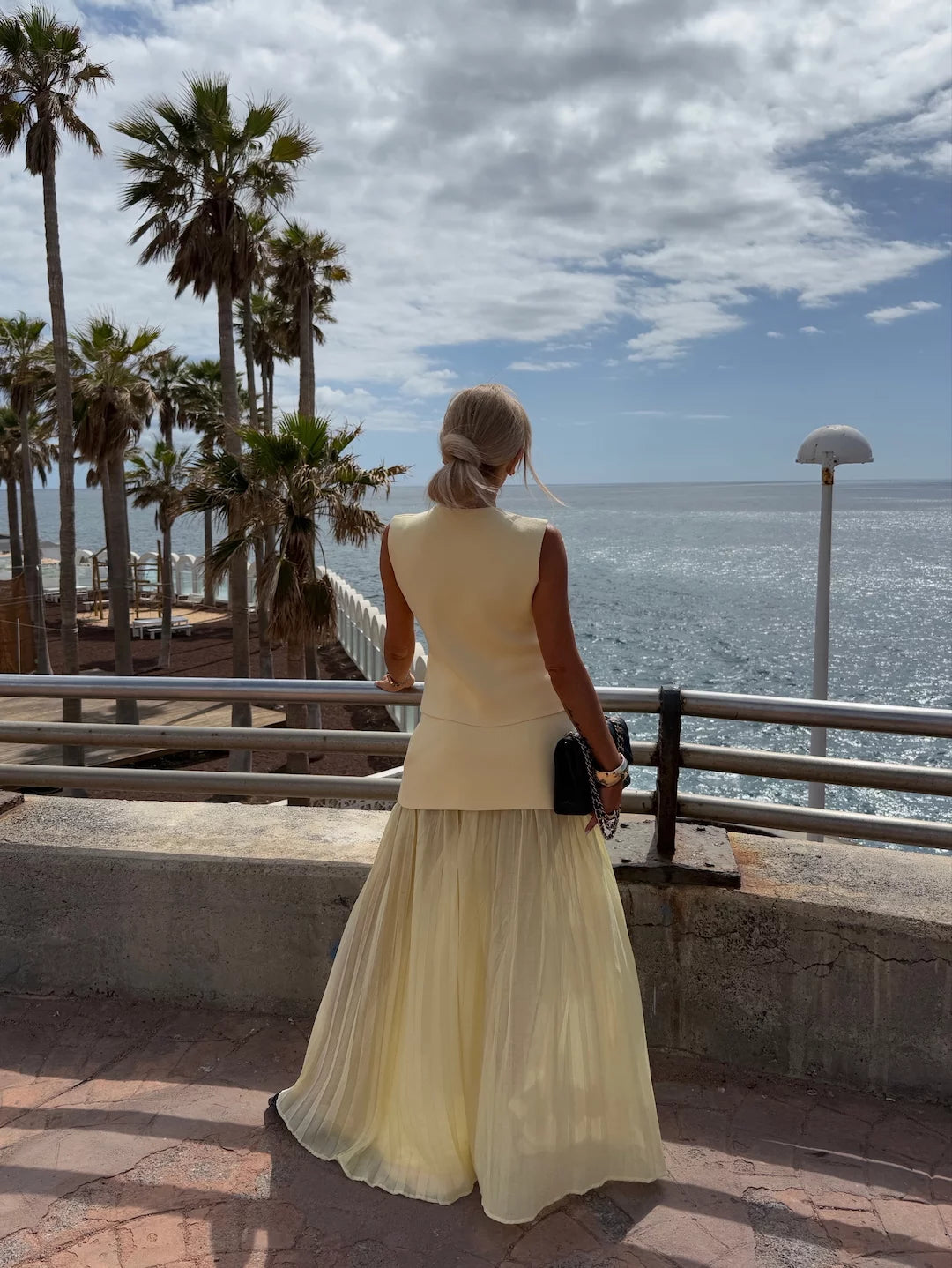 Lorine - ensemble avec jupe plissée et fermeture à boutons