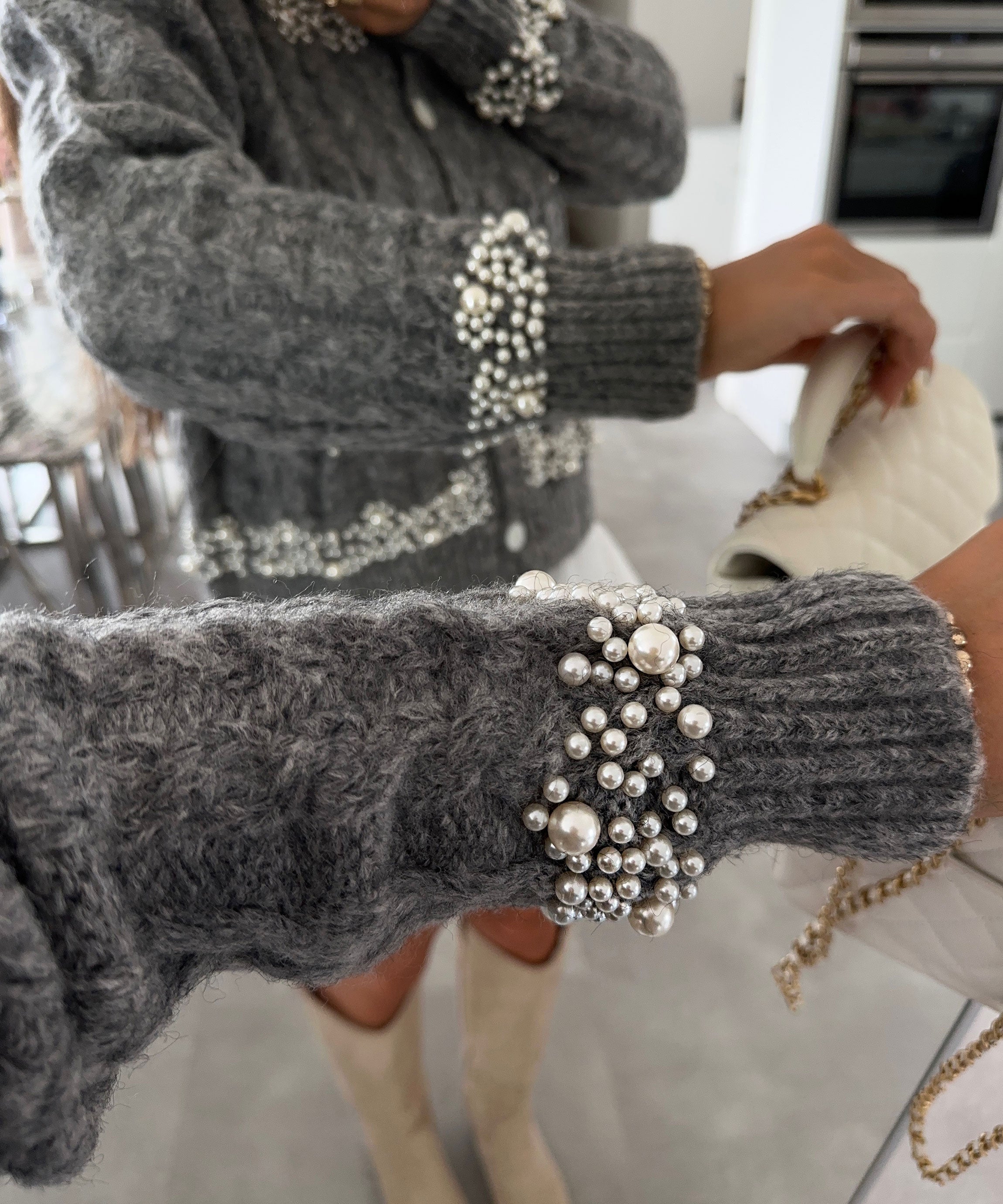 Veste boutonnée en perles gris miel | Une élégance intemporelle avec une touche moderne